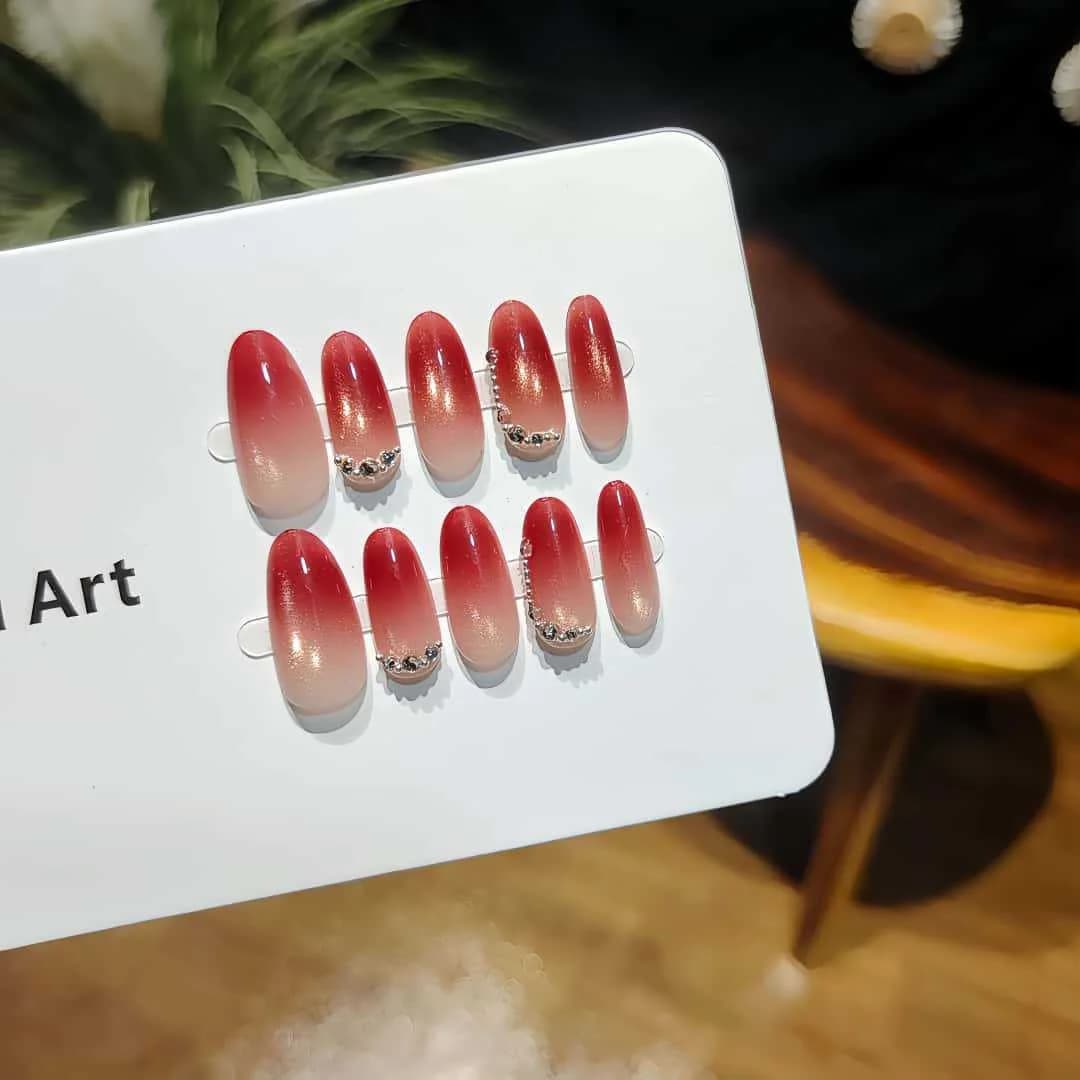 Uñas Postizas Rojas Ojo de Gato con Estrás, Forma Ovalada Mediana