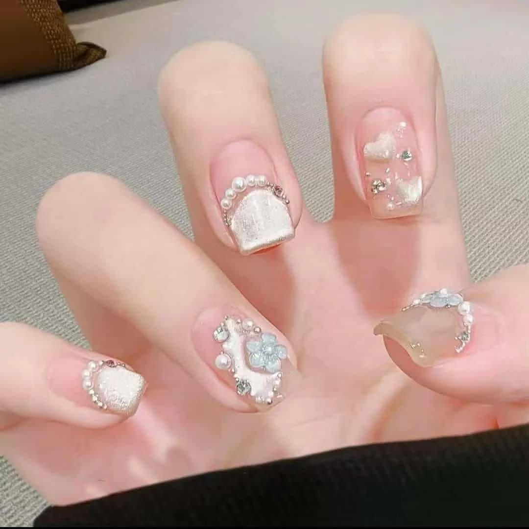 Uñas Postizas Ojo de Gato Camelia Blanca con Detalles de Perlas