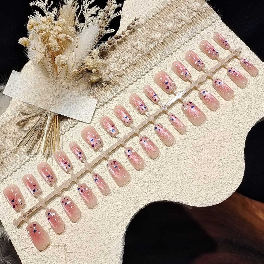Uñas Postizas Ojo de Gato con Diseño de Corazones Coloridos, Forma Cuadrada Corta