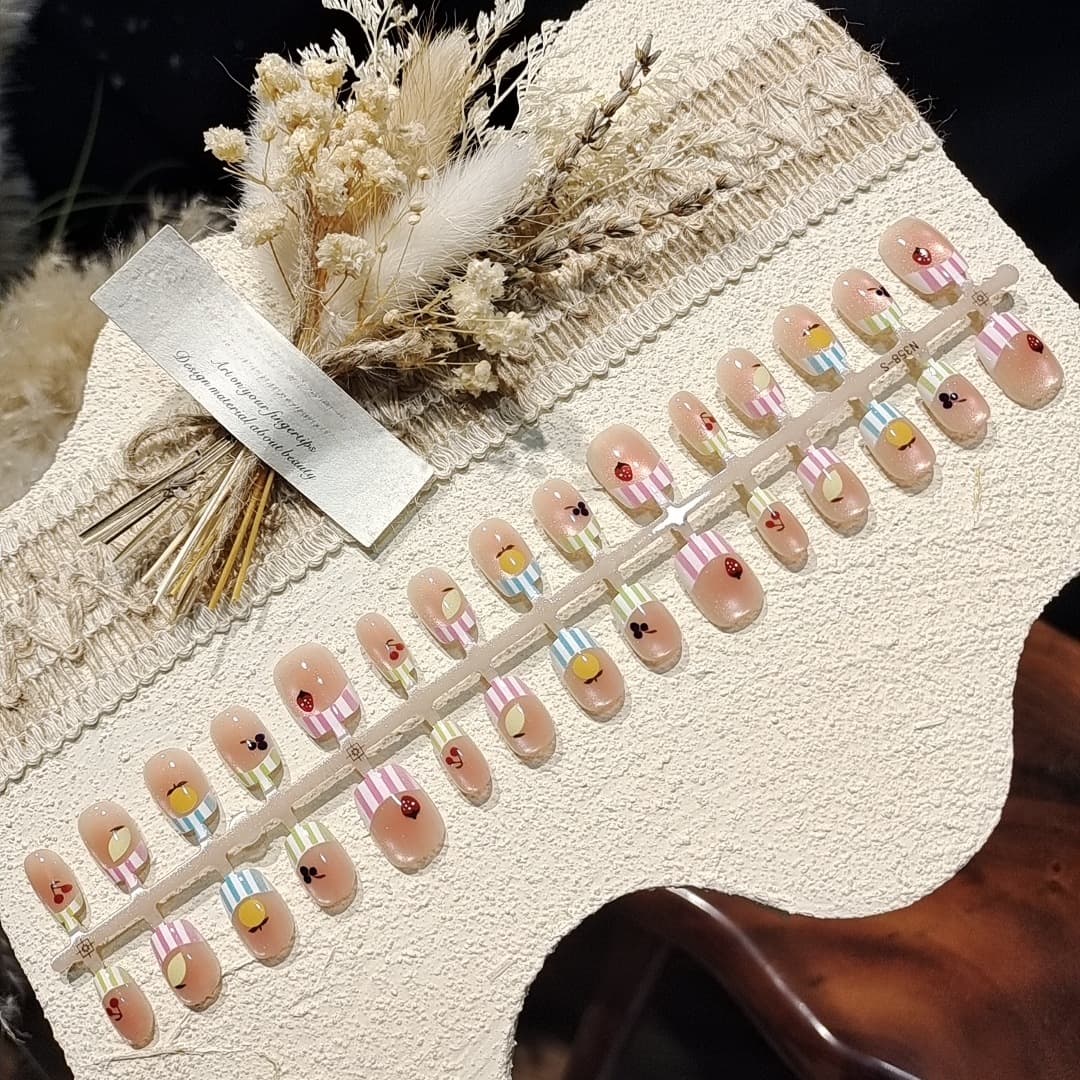 Uñas Postizas Cortas Bailarina Ojo de Gato Estilo Caramelo con Strass