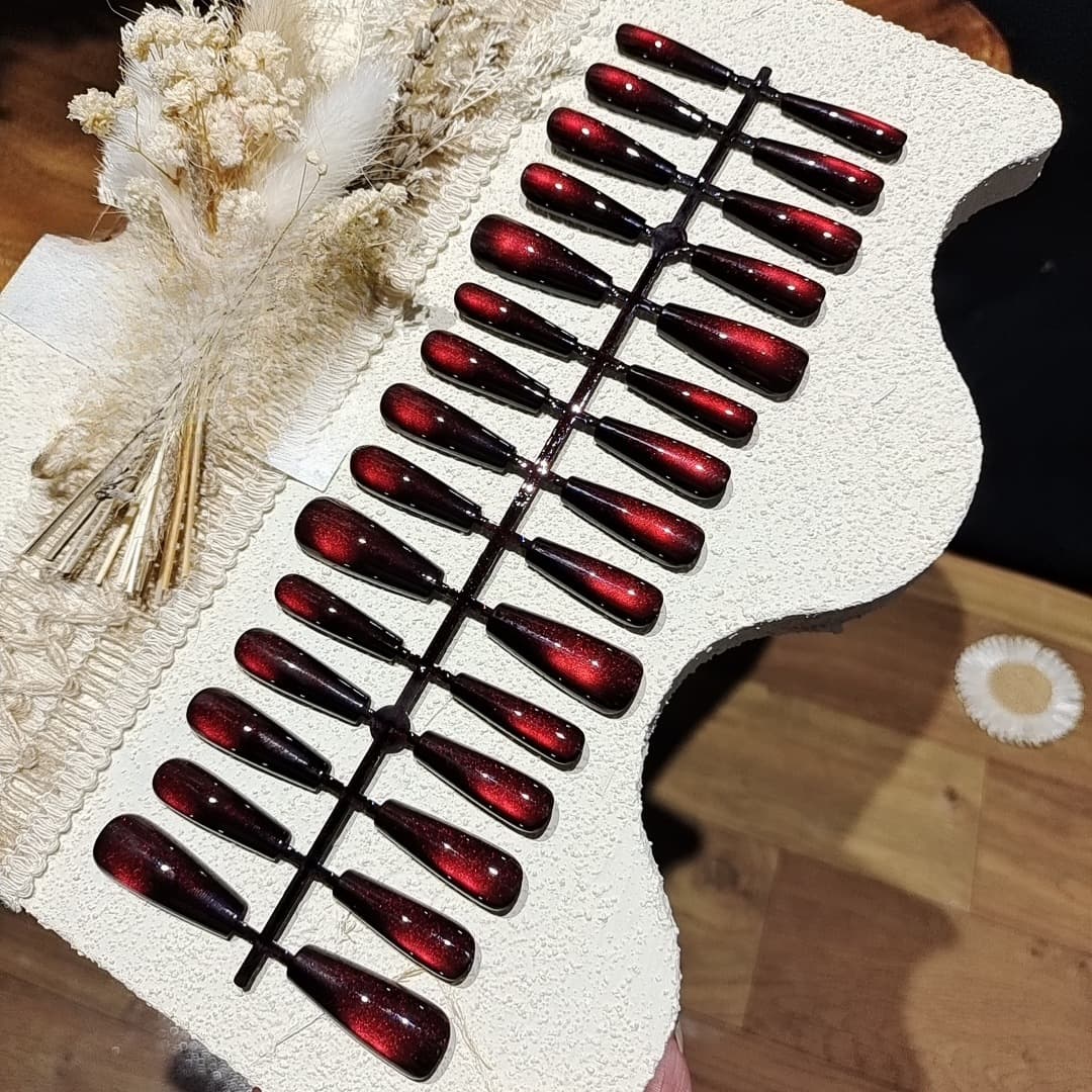 Set de Uñas Postizas Preformadas con Acabado Ojo de Gato y Perla de Vidrio