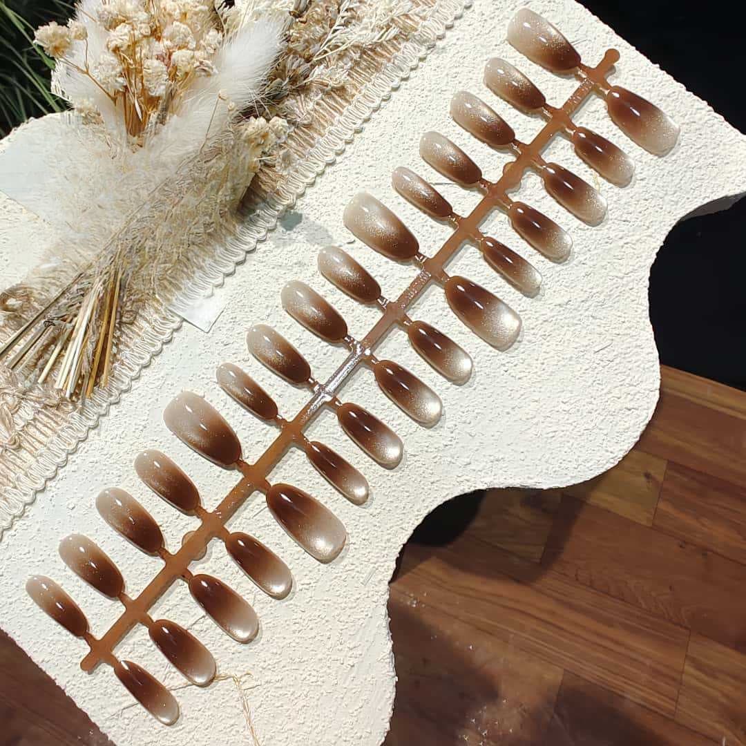 Uñas Postizas Ojo de Gato Marrón Degradado con Brillo de Perla de Vidrio