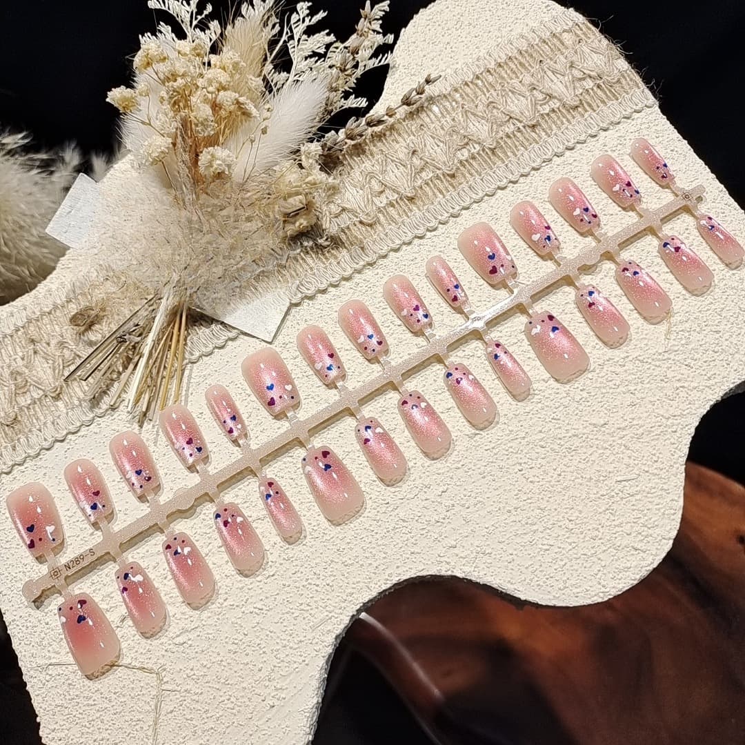 Uñas Postizas Ojo de Gato con Diseño de Corazones Coloridos, Forma Cuadrada Corta