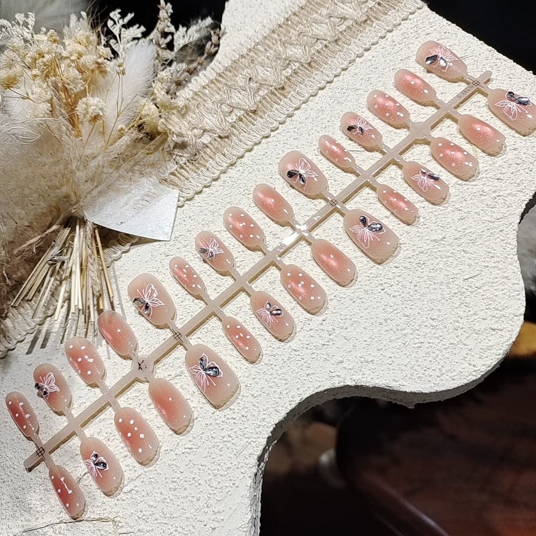 Uñas Postizas Efecto Ojo de Gato con Perlas de Cristal y Estrases