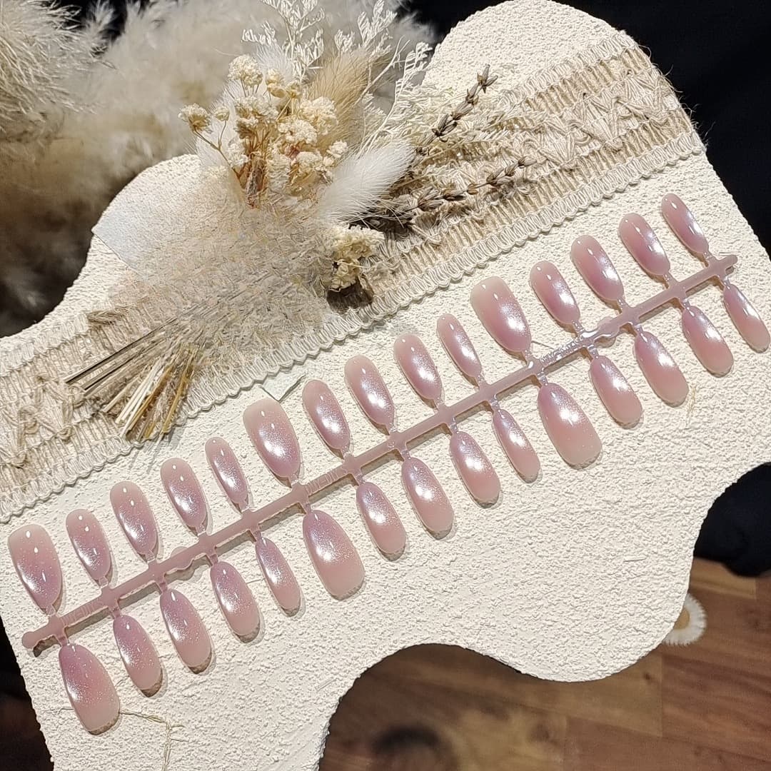 Set de Uñas Postizas Preformadas con Acabado Ojo de Gato y Perla de Vidrio