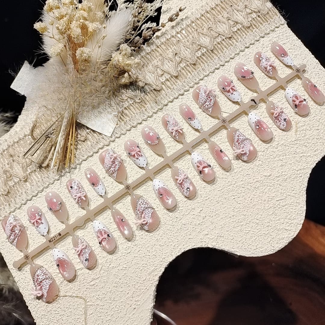 Uñas Postizas Rosa Satén con Efecto Ojo de Gato, Lazo y Cristales