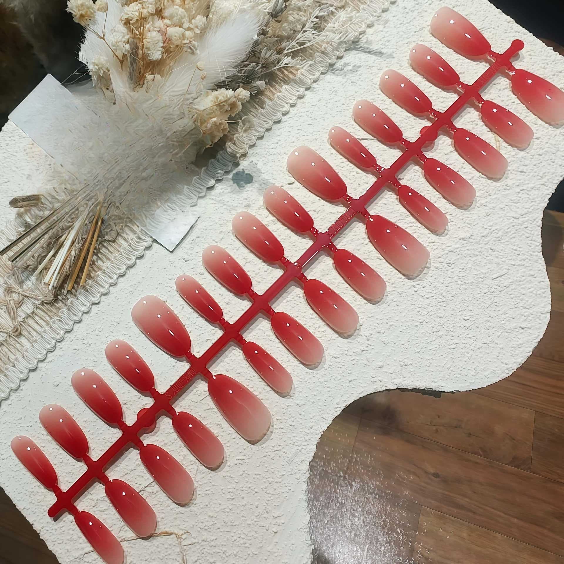 Uñas Postizas Ovaladas con Degradado Rojo, Conjunto de 30 Piezas