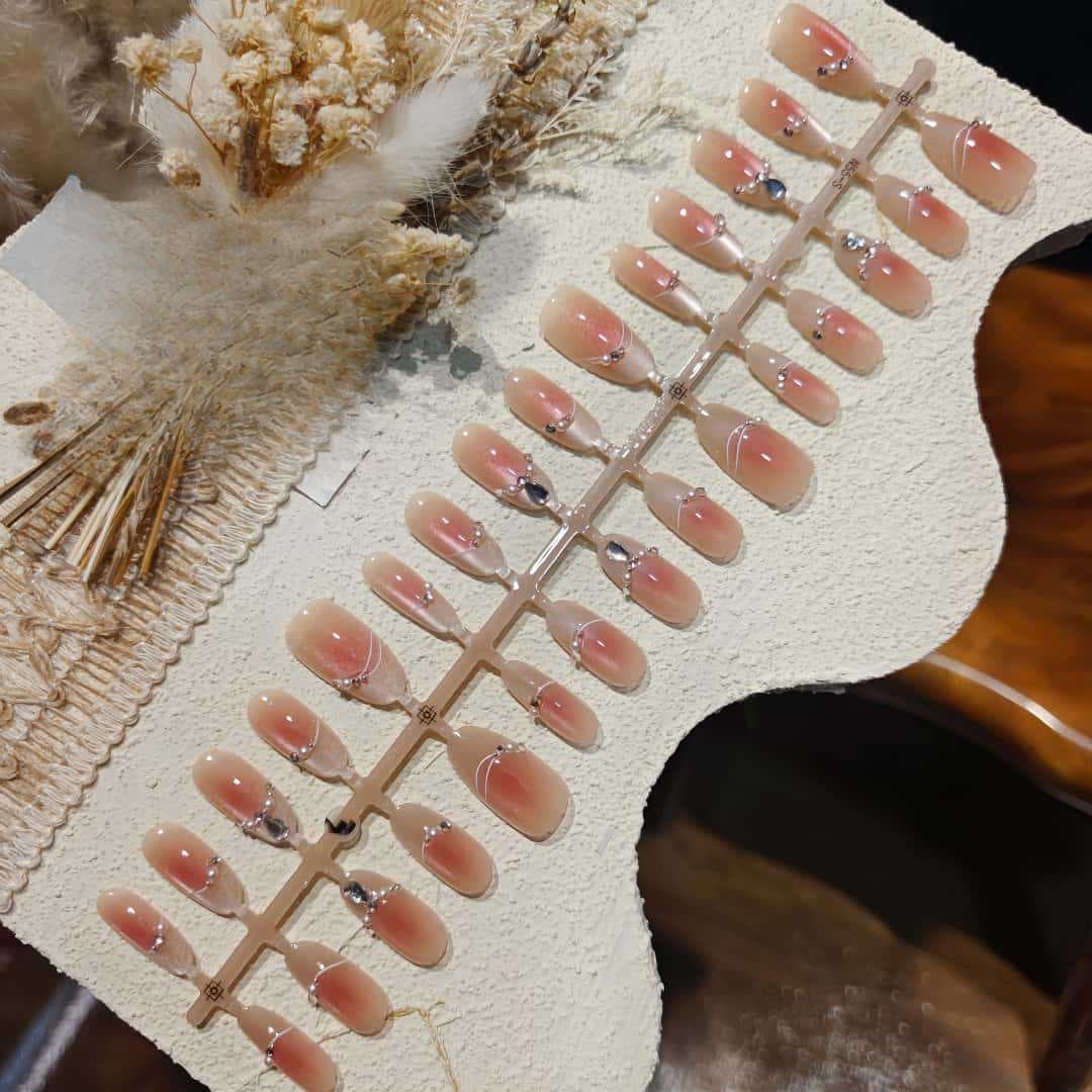 Uñas Postizas Efecto Ojo de Gato con Cristales y Lazos