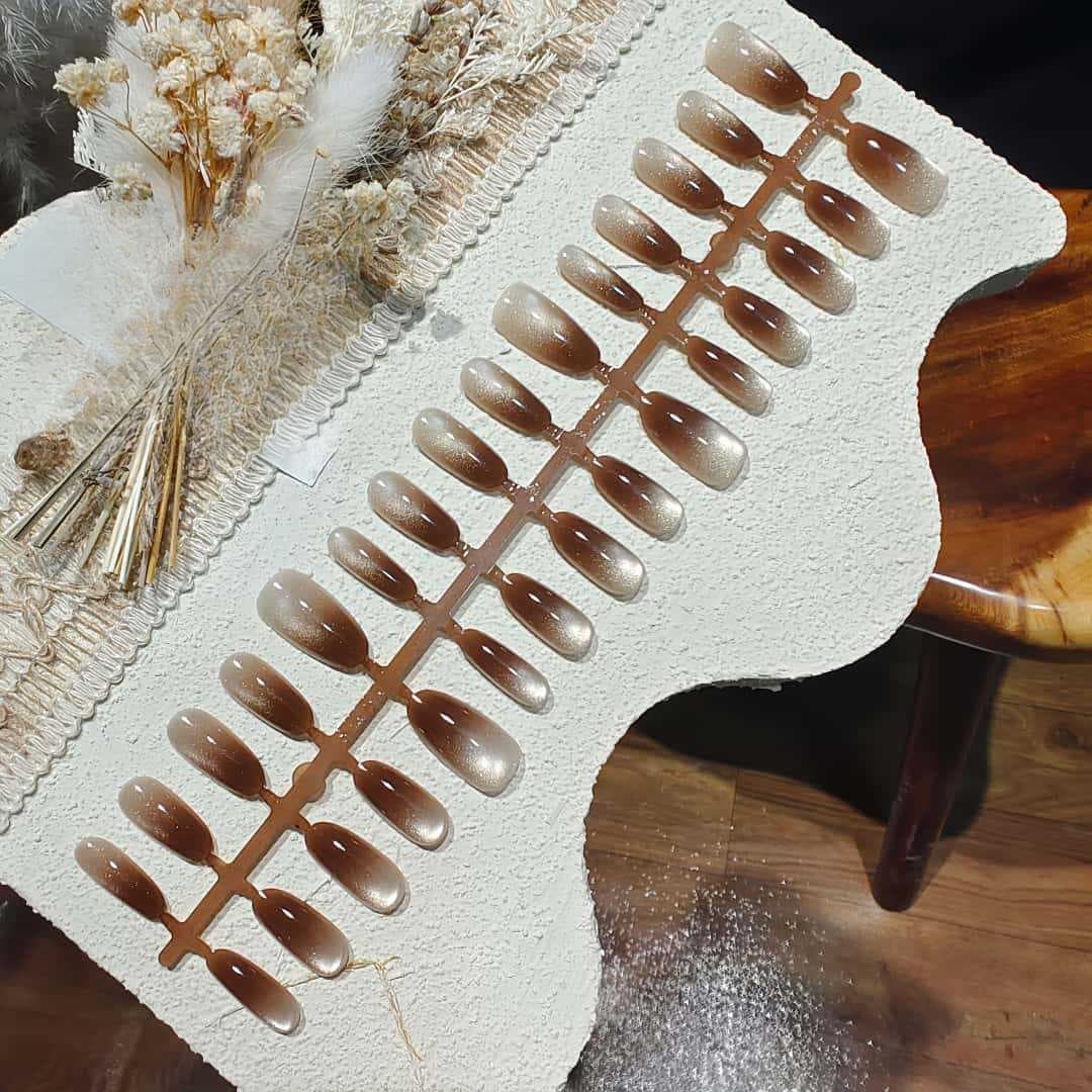 Uñas Postizas Ojo de Gato Marrón Degradado con Brillo de Perla de Vidrio