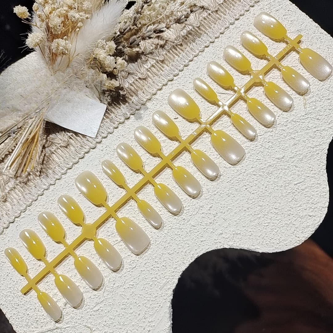Set de Uñas Postizas Preformadas con Acabado Ojo de Gato y Perla de Vidrio