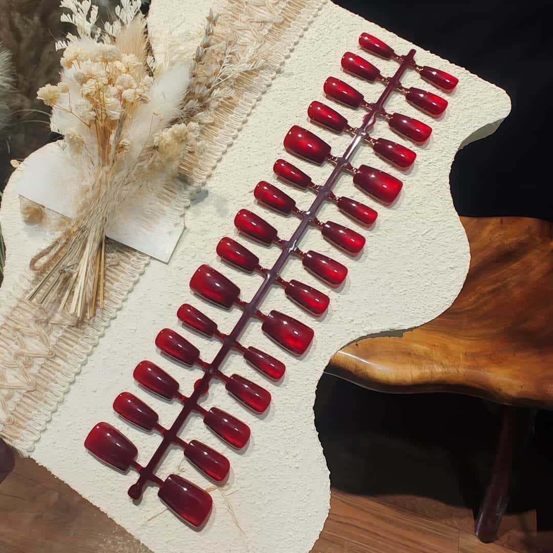 Set de Uñas Postizas Preformadas con Acabado Ojo de Gato y Perla de Vidrio