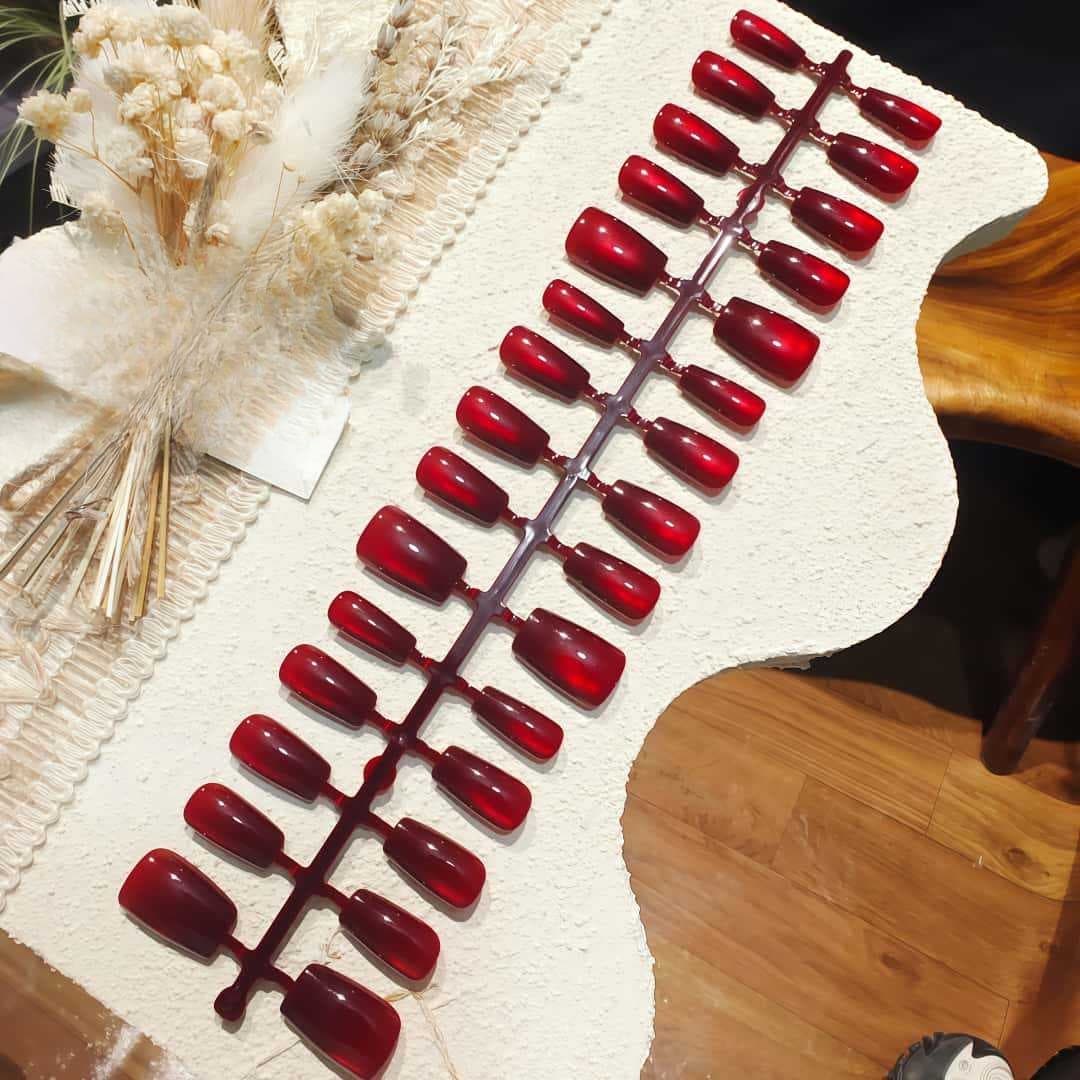 Uñas Postizas Rojas Ojo de Gato Efecto Perla de Vidrio Cortas Coffin Bailarina