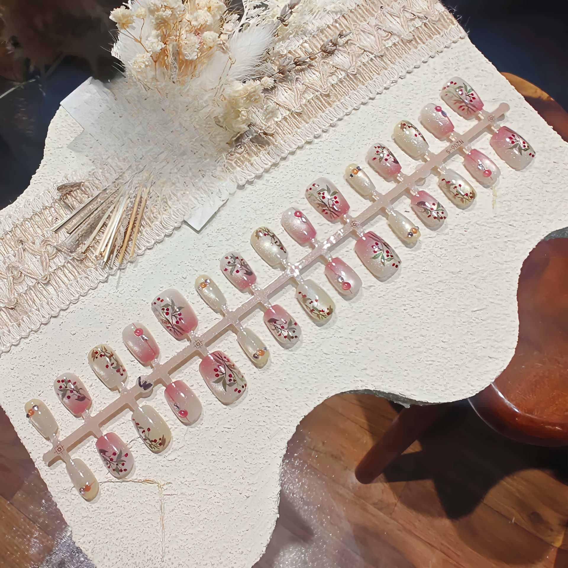 Uñas Postizas Ojo de Gato Rojo con Estrases y Diseño Floral