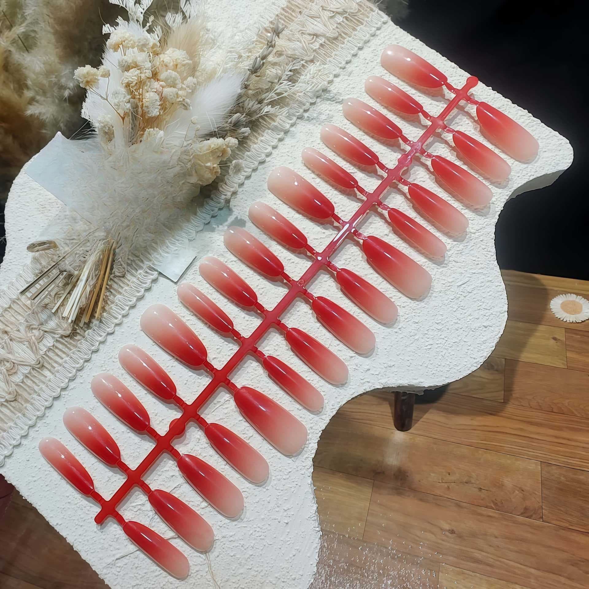 Uñas Postizas Ovaladas con Degradado Rojo, Conjunto de 30 Piezas